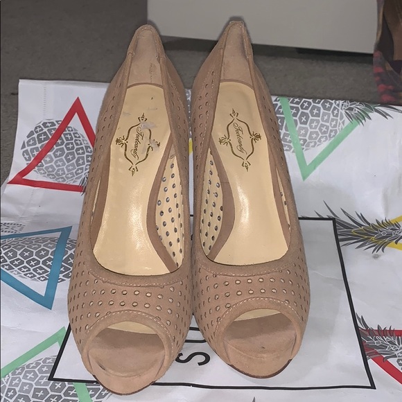 Foot Candy Sz.7 Tan Heels - Picture 2 of 4